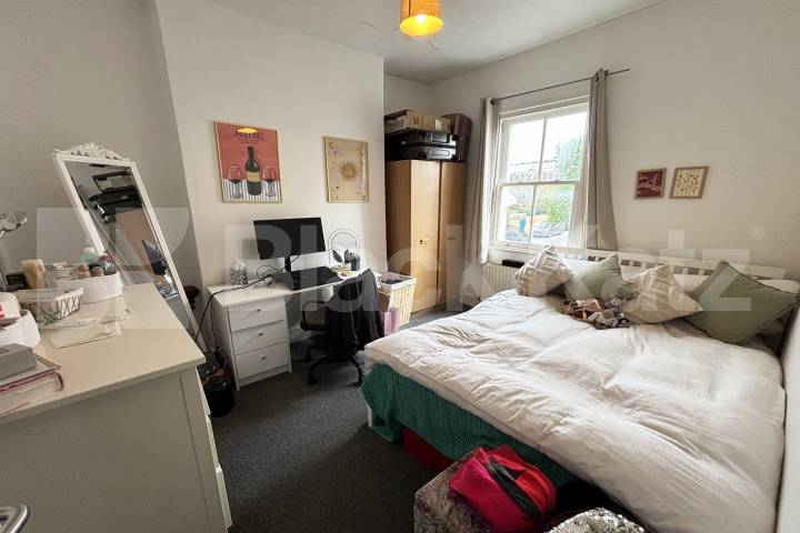 Arranged over three floors, two bathrooms & 1100 Sq.Ft.   Wandsworth Road, Clapham