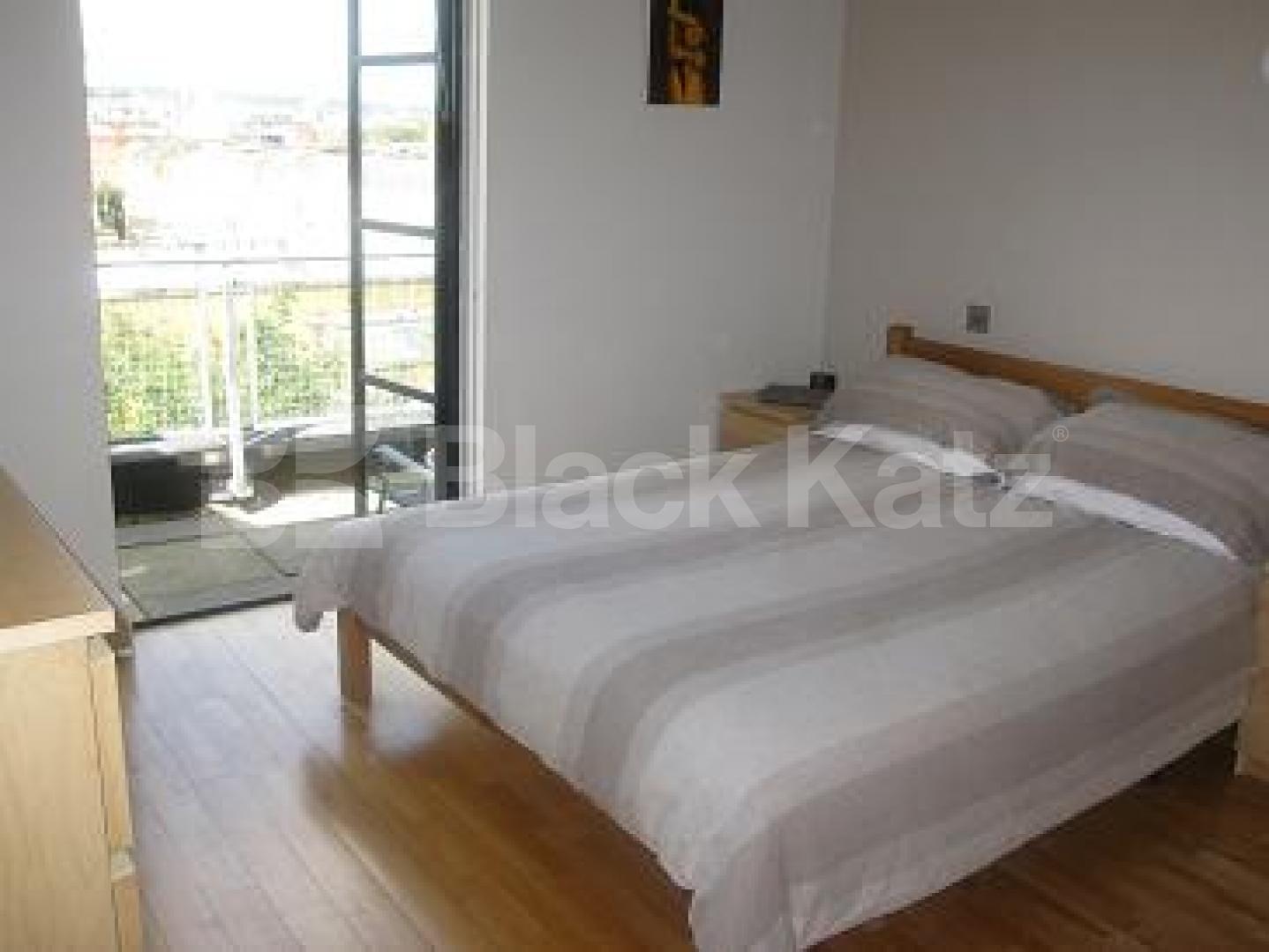 			MUST SEE!, 2 Bedroom, 1 bath, 1 reception Penthouse			 Miller Street, Camden