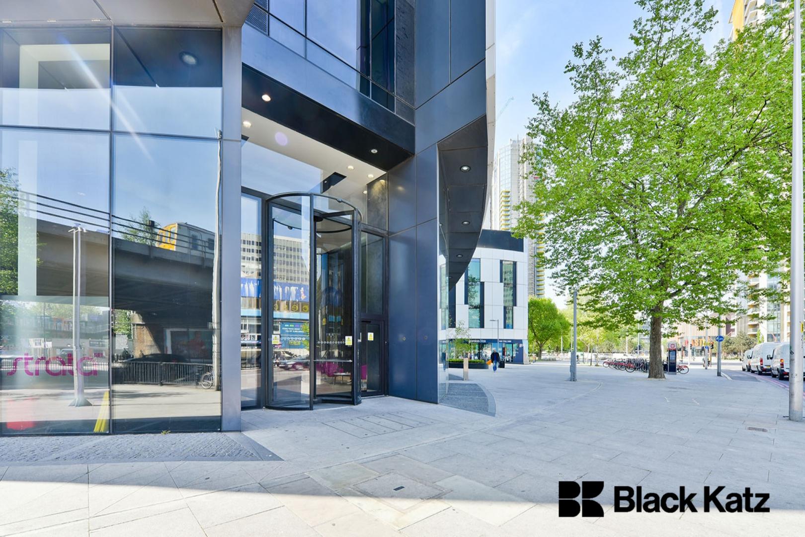 27th floor with stunning views of the cityscape & 24 Hr. Concierge Strata, Walworth Road, Elephant and Castle