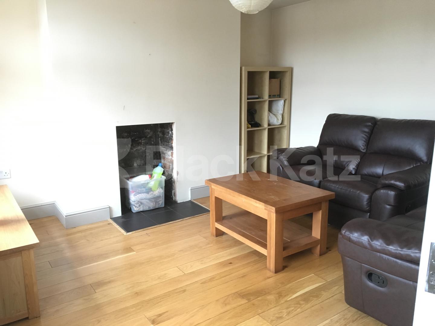 			GREAT SPLIT LEVEL ONE BEDROOM APARTMENT IN THE HEART OF ANGEL, 1 Bedroom, 1 bath, 1 reception Flat			 Penton Street, ANGEL 