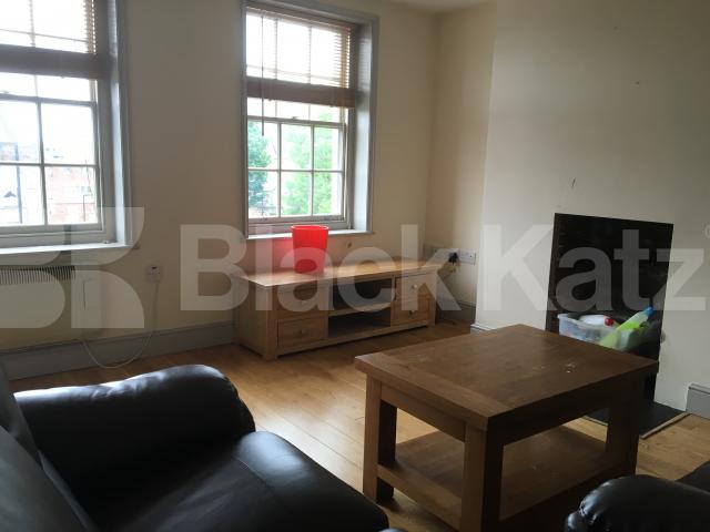 			GREAT SPLIT LEVEL ONE BEDROOM APARTMENT IN THE HEART OF ANGEL, 1 Bedroom, 1 bath, 1 reception Flat			 Penton Street, ANGEL 