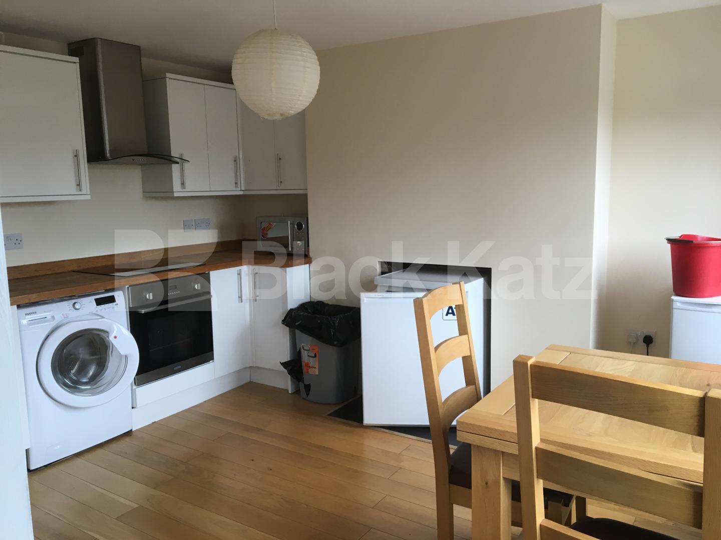 			GREAT SPLIT LEVEL ONE BEDROOM APARTMENT IN THE HEART OF ANGEL, 1 Bedroom, 1 bath, 1 reception Flat			 Penton Street, ANGEL 