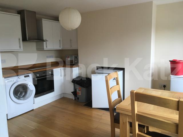 			GREAT SPLIT LEVEL ONE BEDROOM APARTMENT IN THE HEART OF ANGEL, 1 Bedroom, 1 bath, 1 reception Flat			 Penton Street, ANGEL 