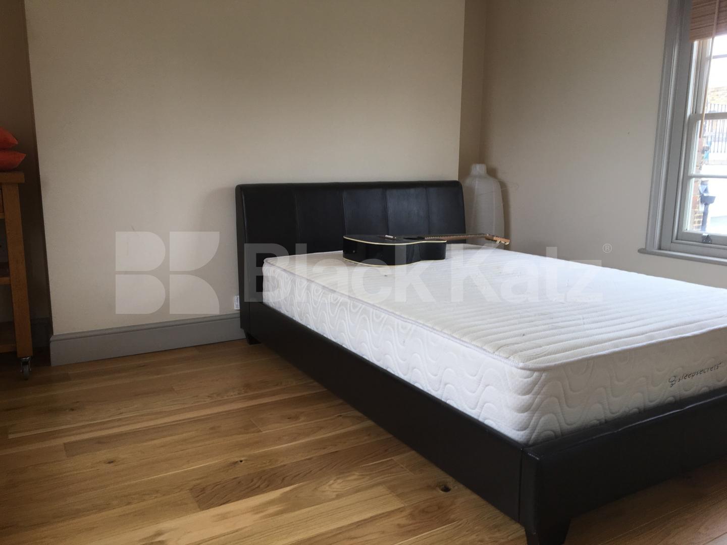 			GREAT SPLIT LEVEL ONE BEDROOM APARTMENT IN THE HEART OF ANGEL, 1 Bedroom, 1 bath, 1 reception Flat			 Penton Street, ANGEL 