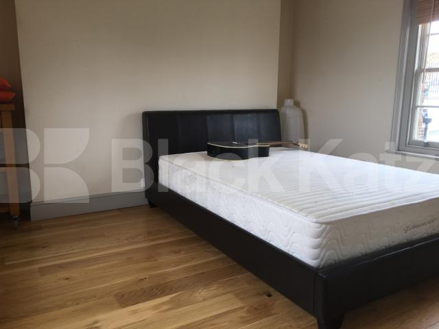 			GREAT SPLIT LEVEL ONE BEDROOM APARTMENT IN THE HEART OF ANGEL, 1 Bedroom, 1 bath, 1 reception Flat			 Penton Street, ANGEL 