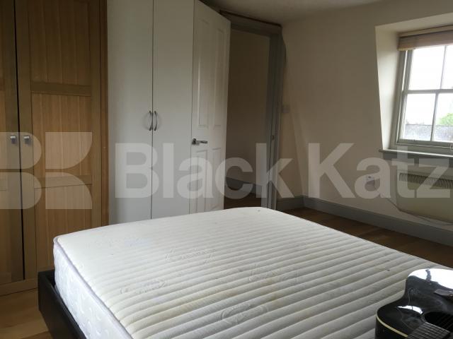 			GREAT SPLIT LEVEL ONE BEDROOM APARTMENT IN THE HEART OF ANGEL, 1 Bedroom, 1 bath, 1 reception Flat			 Penton Street, ANGEL 