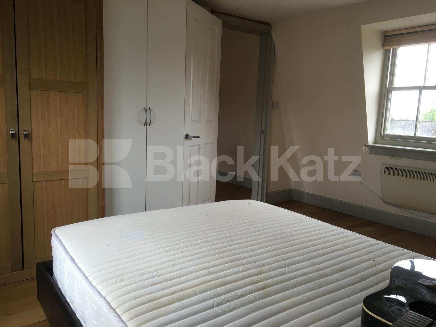 			GREAT SPLIT LEVEL ONE BEDROOM APARTMENT IN THE HEART OF ANGEL, 1 Bedroom, 1 bath, 1 reception Flat			 Penton Street, ANGEL 