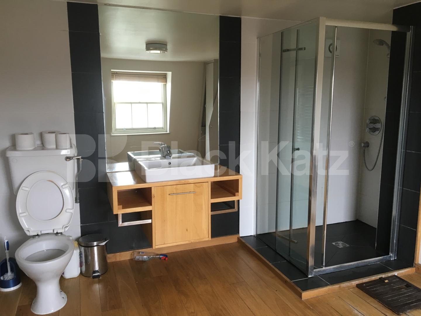 			GREAT SPLIT LEVEL ONE BEDROOM APARTMENT IN THE HEART OF ANGEL, 1 Bedroom, 1 bath, 1 reception Flat			 Penton Street, ANGEL 