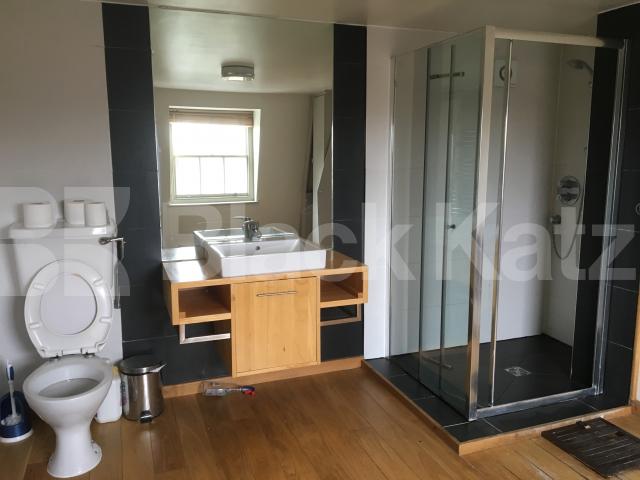 			GREAT SPLIT LEVEL ONE BEDROOM APARTMENT IN THE HEART OF ANGEL, 1 Bedroom, 1 bath, 1 reception Flat			 Penton Street, ANGEL 