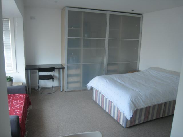 			Including water, gas and electricity! , Studio Apartment, 1 bath, 1 reception Flat			 Hendon Way, GOLDERS GREEN