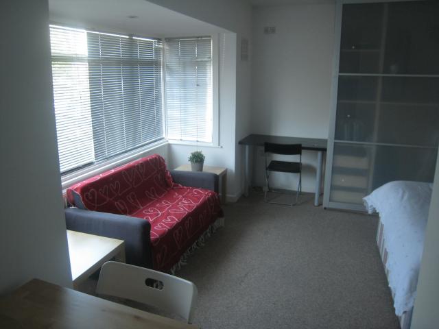 			Including water, gas and electricity! , Studio Apartment, 1 bath, 1 reception Flat			 Hendon Way, GOLDERS GREEN