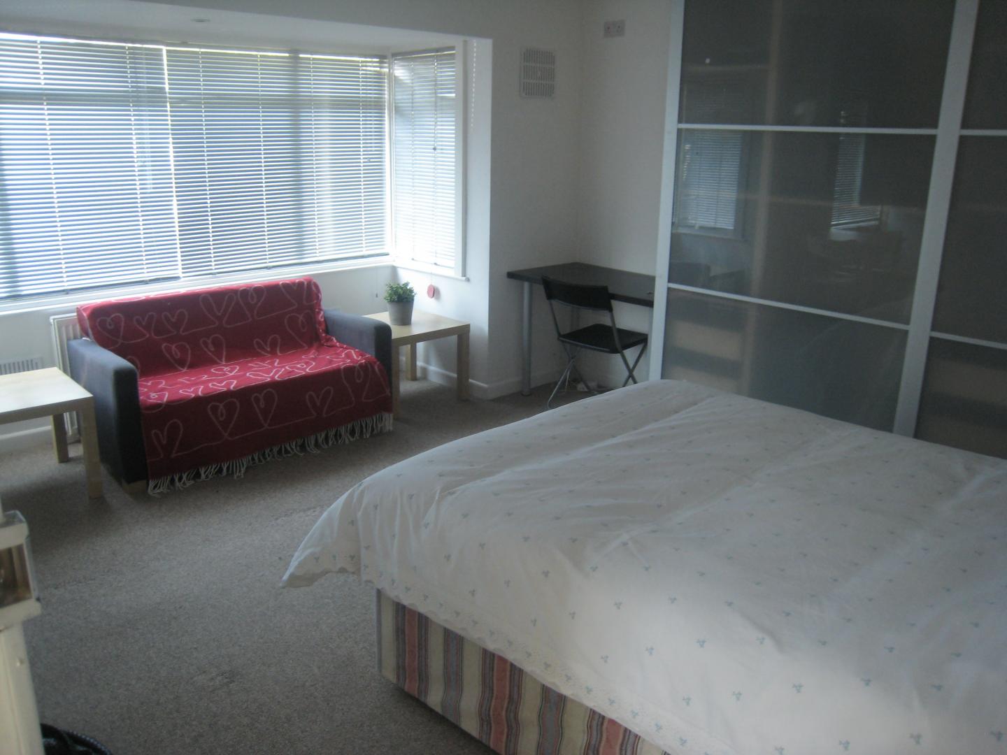 			Including water, gas and electricity! , Studio Apartment, 1 bath, 1 reception Flat			 Hendon Way, GOLDERS GREEN