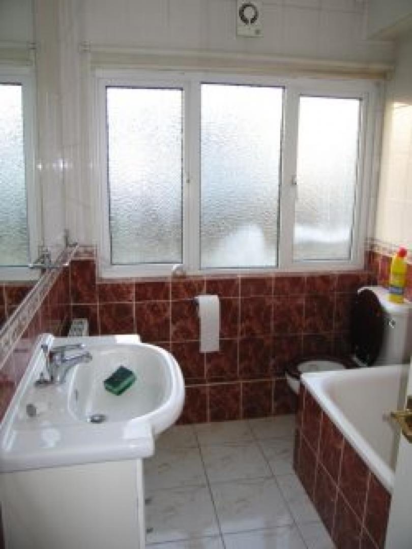 			2 Bedroom, 1 bath, 1 reception Flat			 Highfield Road, GOLDERS GREEN NW11