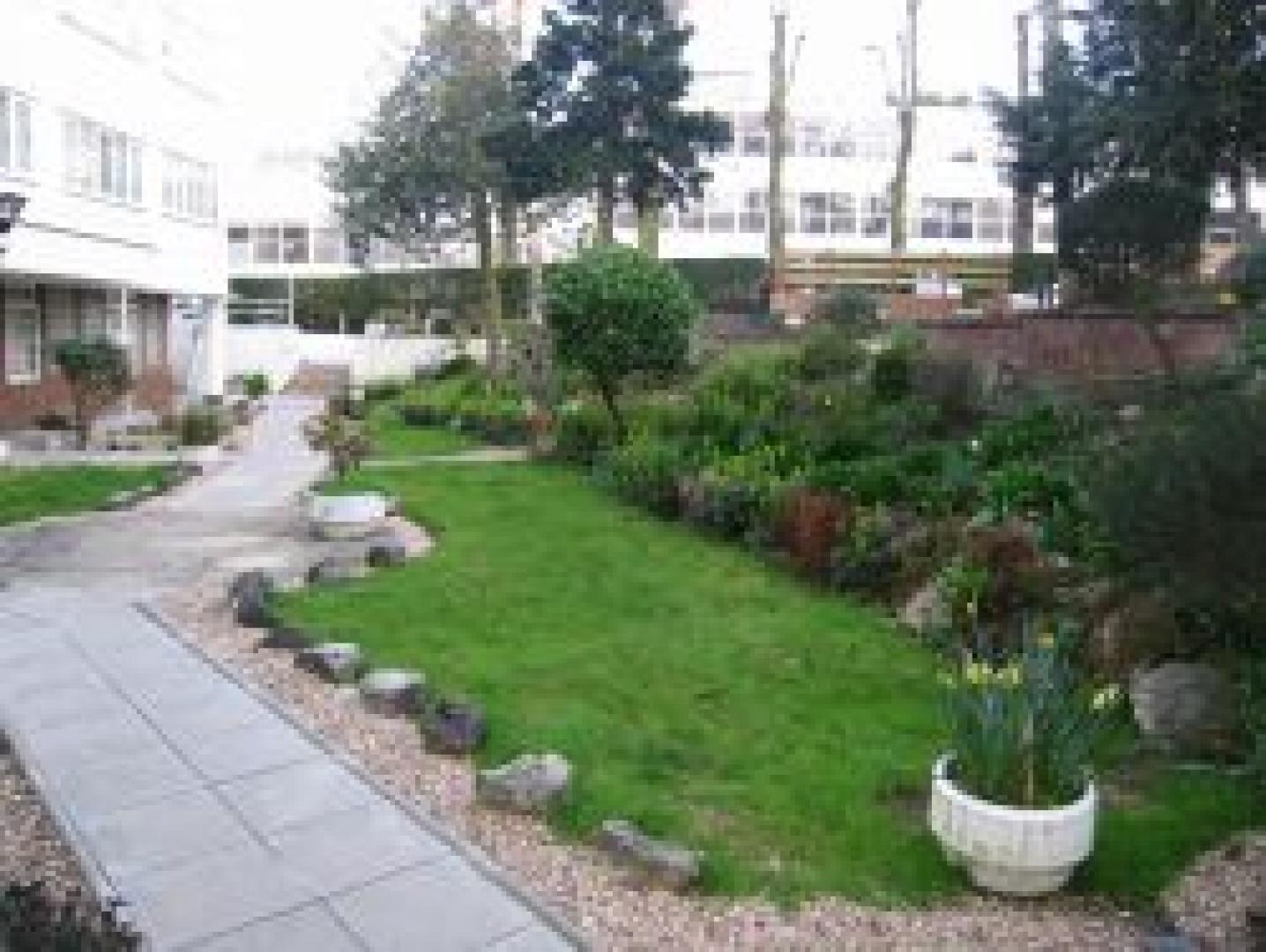 			2 Bedroom, 1 bath, 1 reception Flat			 Highfield Road, GOLDERS GREEN NW11