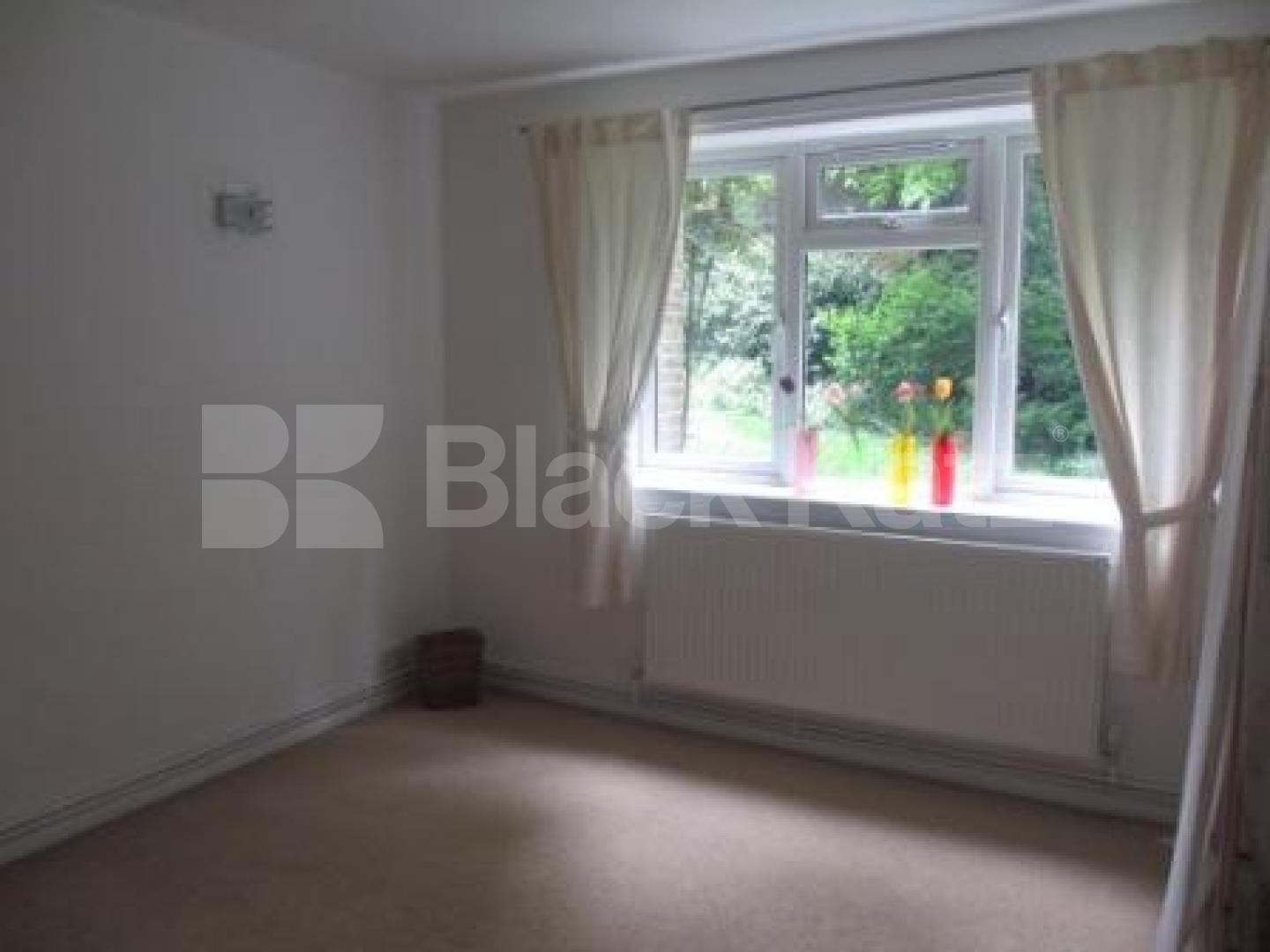 			 1 month's deposit instead of 6 weeks saving £329, 1 Bedroom, 1 bath, 1 reception Flat			 Summerland Gardens, MUSWELL HILL N10