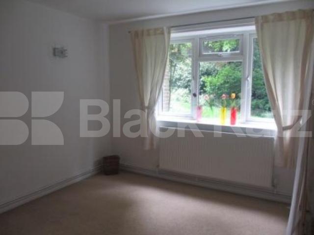 			 1 month's deposit instead of 6 weeks saving £329, 1 Bedroom, 1 bath, 1 reception Flat			 Summerland Gardens, MUSWELL HILL N10