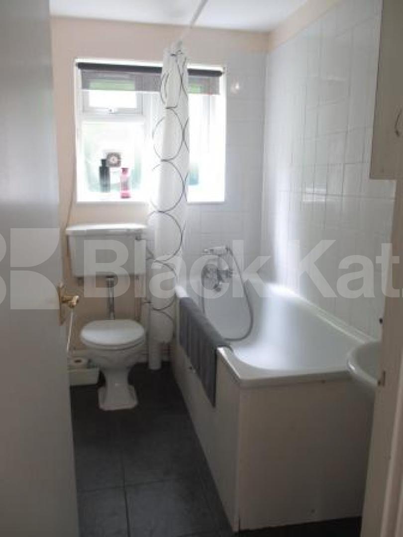 			 1 month's deposit instead of 6 weeks saving £329, 1 Bedroom, 1 bath, 1 reception Flat			 Summerland Gardens, MUSWELL HILL N10