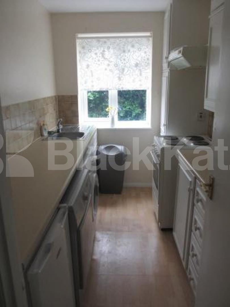 			 1 month's deposit instead of 6 weeks saving £329, 1 Bedroom, 1 bath, 1 reception Flat			 Summerland Gardens, MUSWELL HILL N10