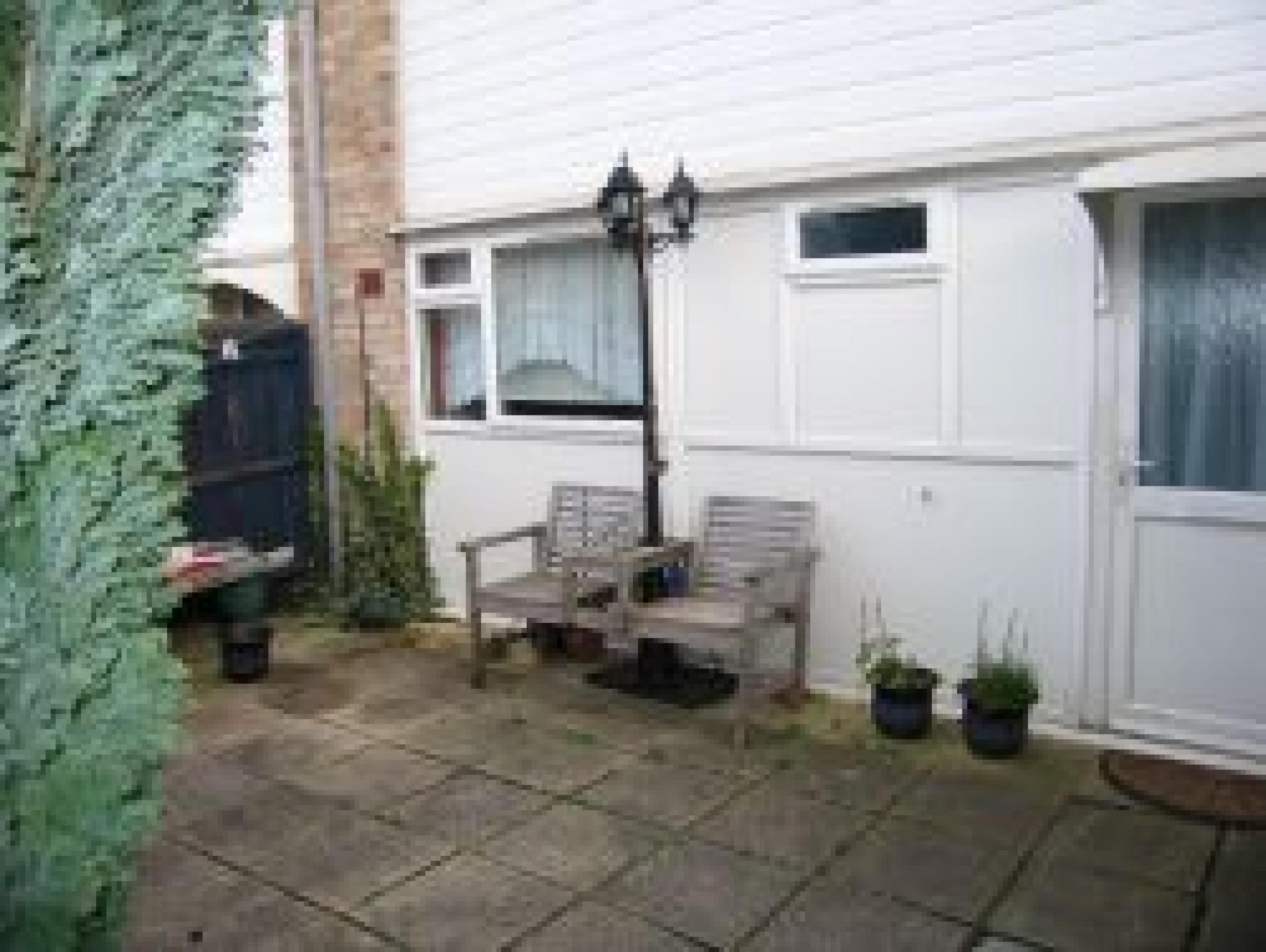 			3 Bedroom, 1 bath, 1 reception Flat			 Mascotts Close, DOLLIS HILL NW2 NW2