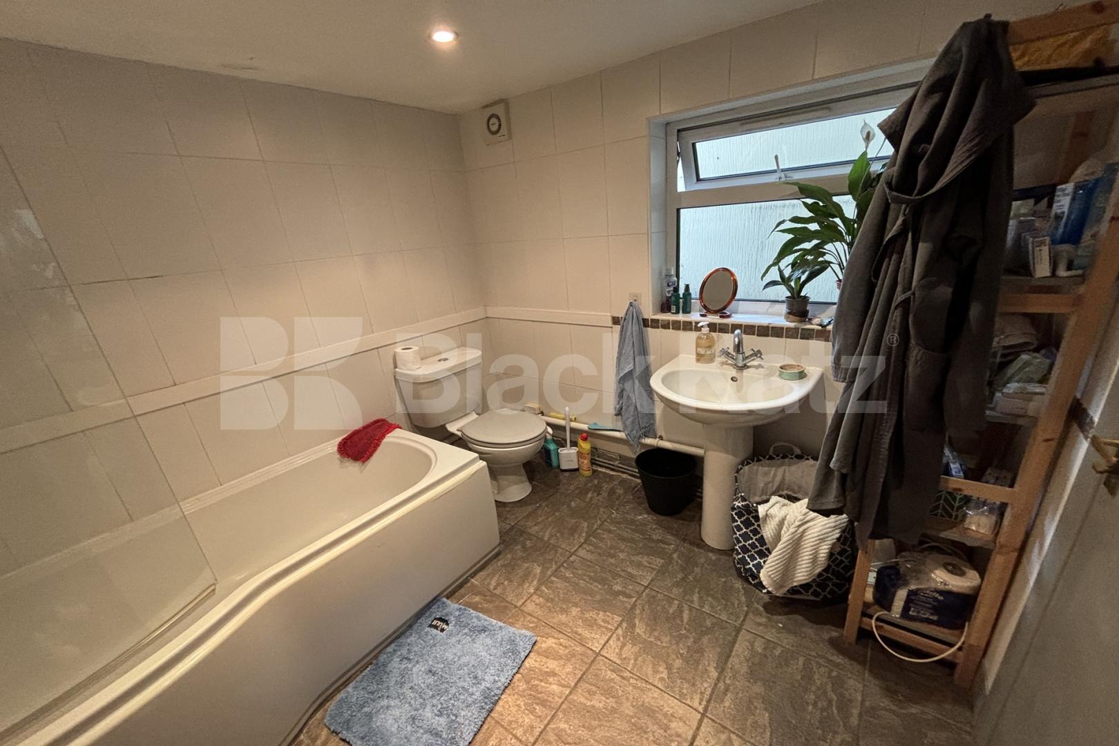 Georgian conversion spread on the ground floor with charming patio garden  Wansey Street, London Bridge