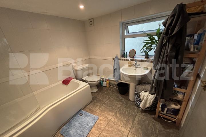 Georgian conversion spread on the ground floor with charming patio garden  Wansey Street, London Bridge