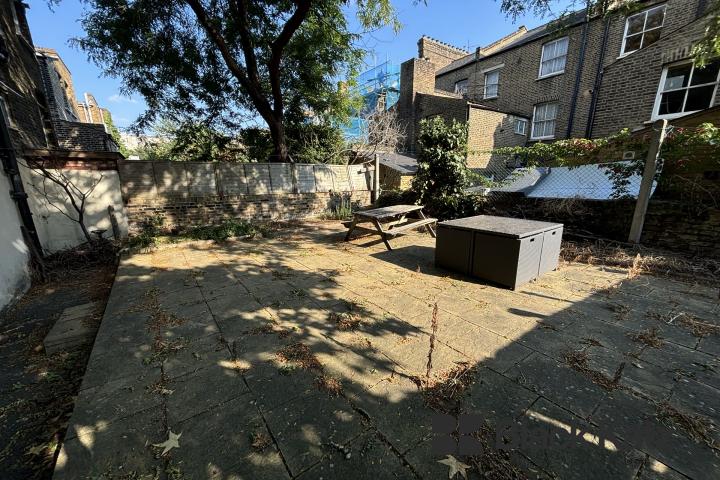 Georgian conversion spread on the ground floor with charming patio garden  Wansey Street, London Bridge