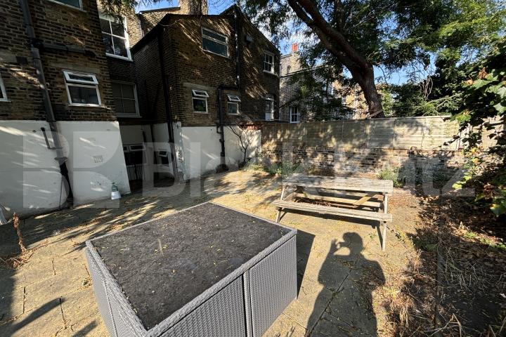 Georgian conversion spread on the ground floor with charming patio garden  Wansey Street, London Bridge