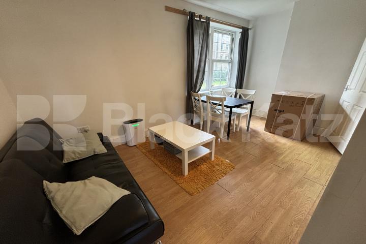 Superbly Located This Three Double Bedroomed Apartment Swan Mead, London Bridge