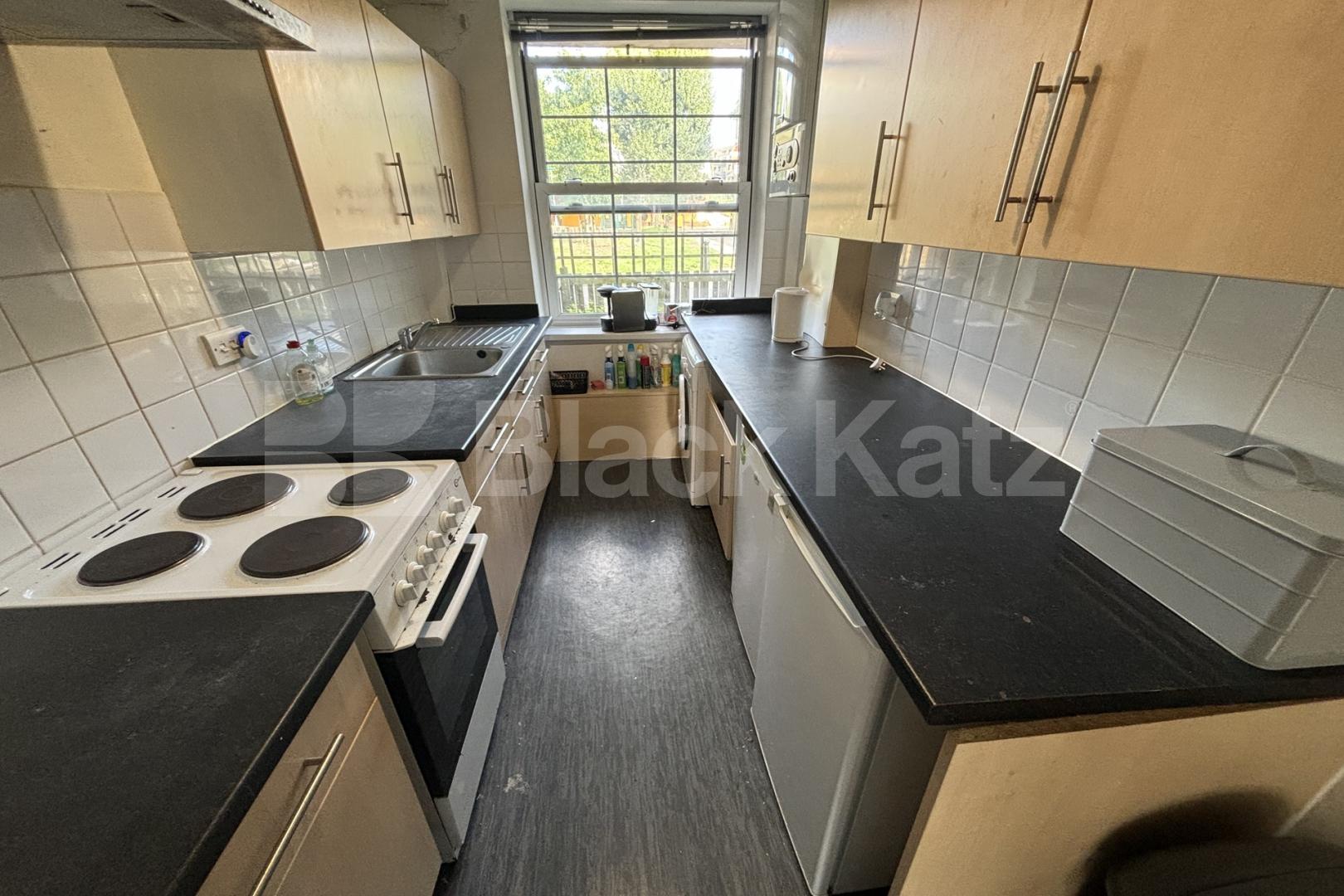 Superbly Located This Three Double Bedroomed Apartment Swan Mead, London Bridge