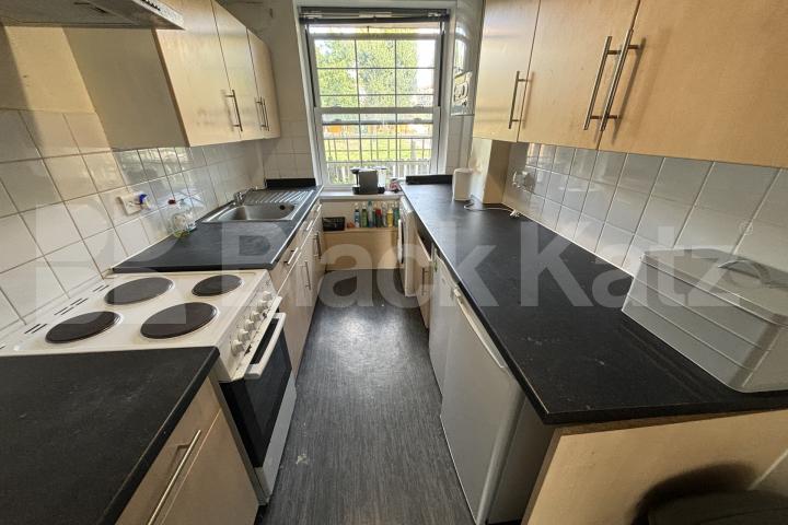 Superbly Located This Three Double Bedroomed Apartment Swan Mead, London Bridge