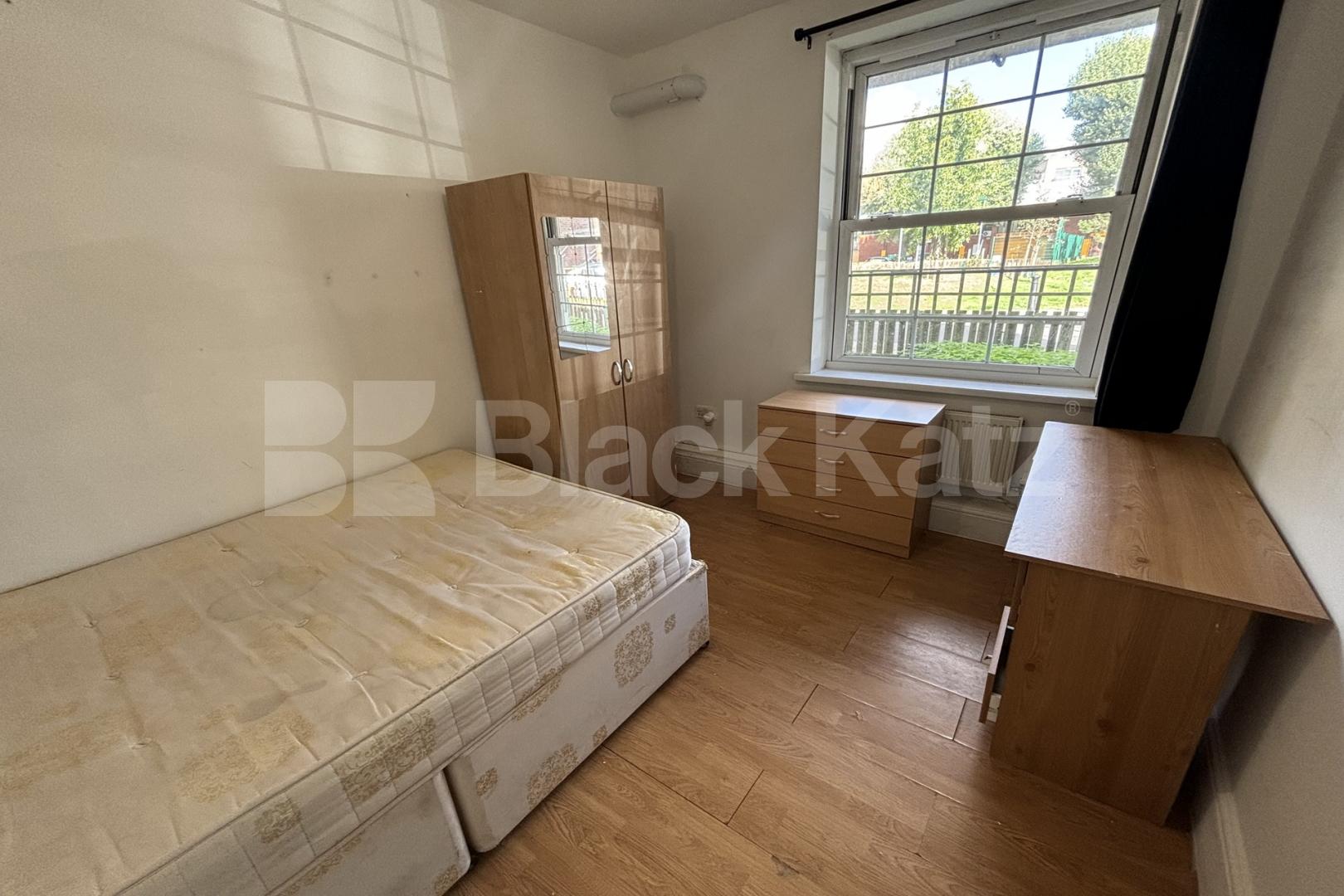 Superbly Located This Three Double Bedroomed Apartment Swan Mead, London Bridge