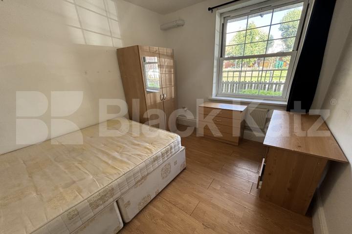 Superbly Located This Three Double Bedroomed Apartment Swan Mead, London Bridge