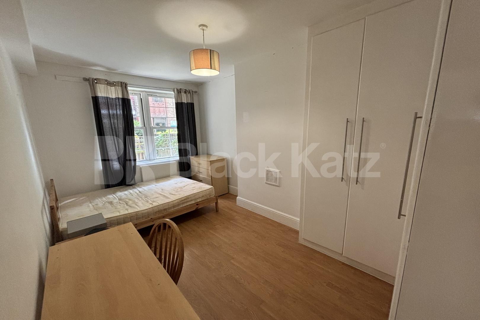 Superbly Located This Three Double Bedroomed Apartment Swan Mead, London Bridge