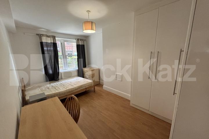 Superbly Located This Three Double Bedroomed Apartment Swan Mead, London Bridge