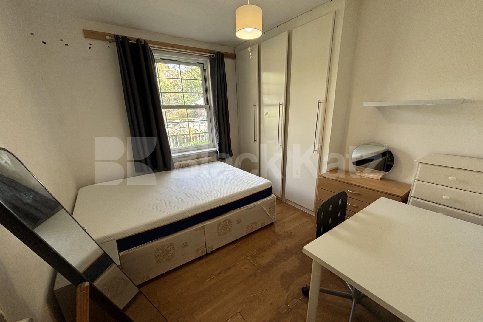 Superbly Located This Three Double Bedroomed Apartment Swan Mead, London Bridge