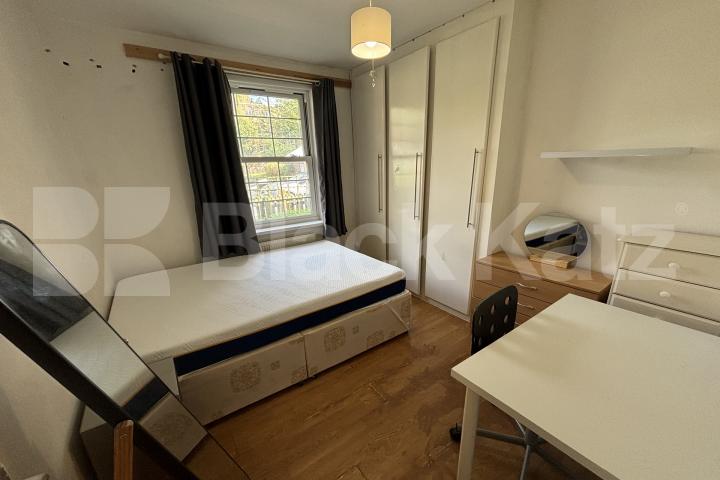 Superbly Located This Three Double Bedroomed Apartment Swan Mead, London Bridge
