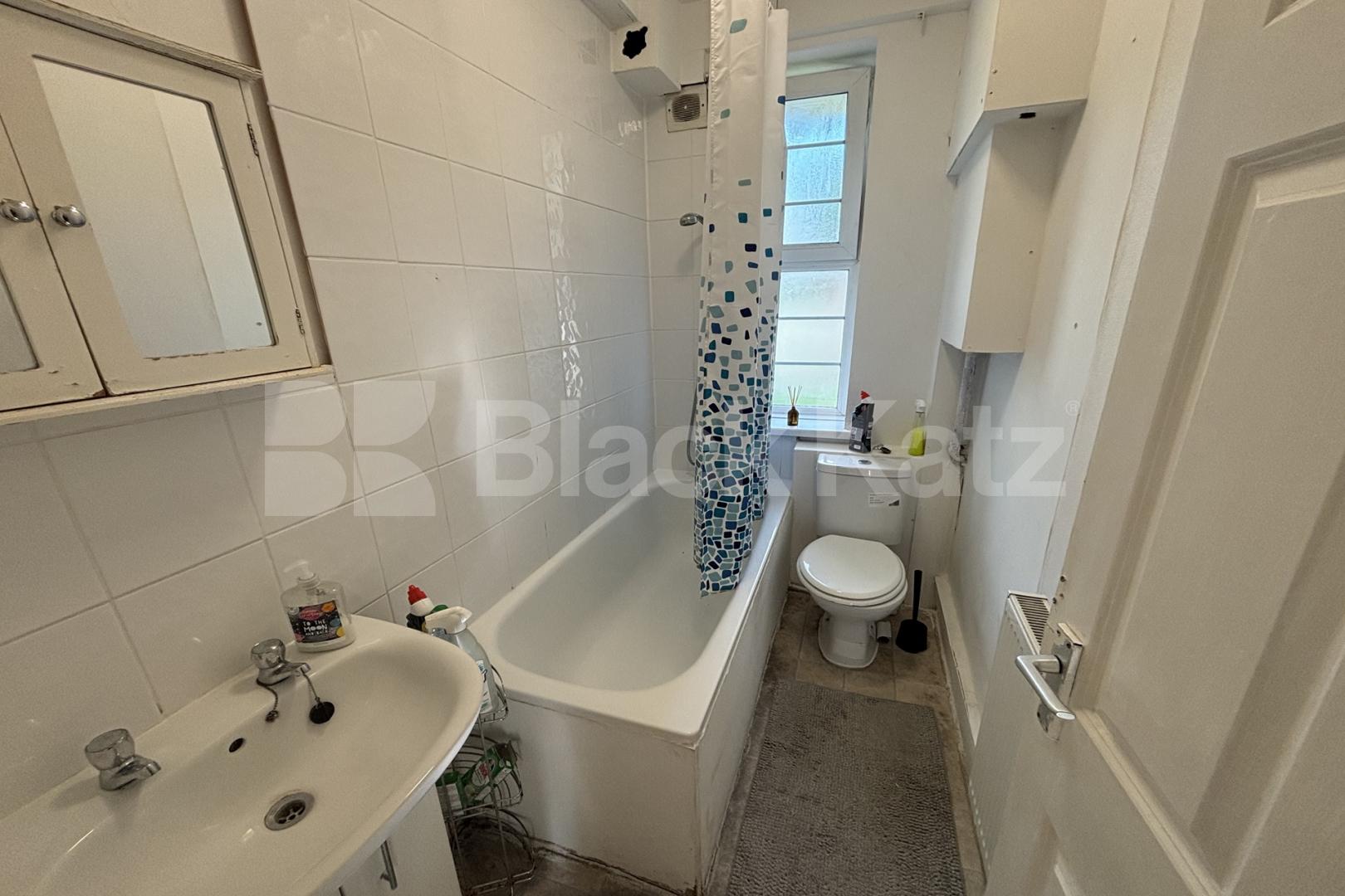 Superbly Located This Three Double Bedroomed Apartment Swan Mead, London Bridge