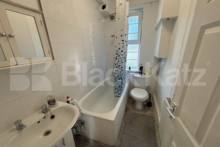 Superbly Located This Three Double Bedroomed Apartment Swan Mead, London Bridge