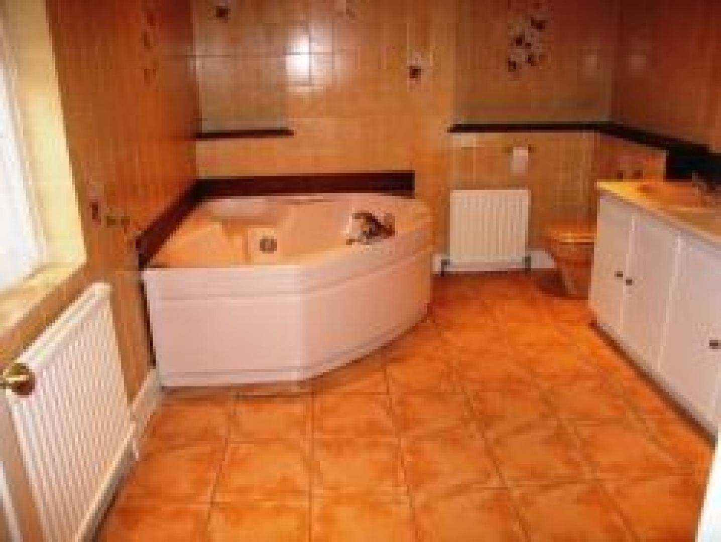 			4 Bedroom, 1 bath, 1 reception Flat			 Hodford Road, GOLDERS GREEN NW11