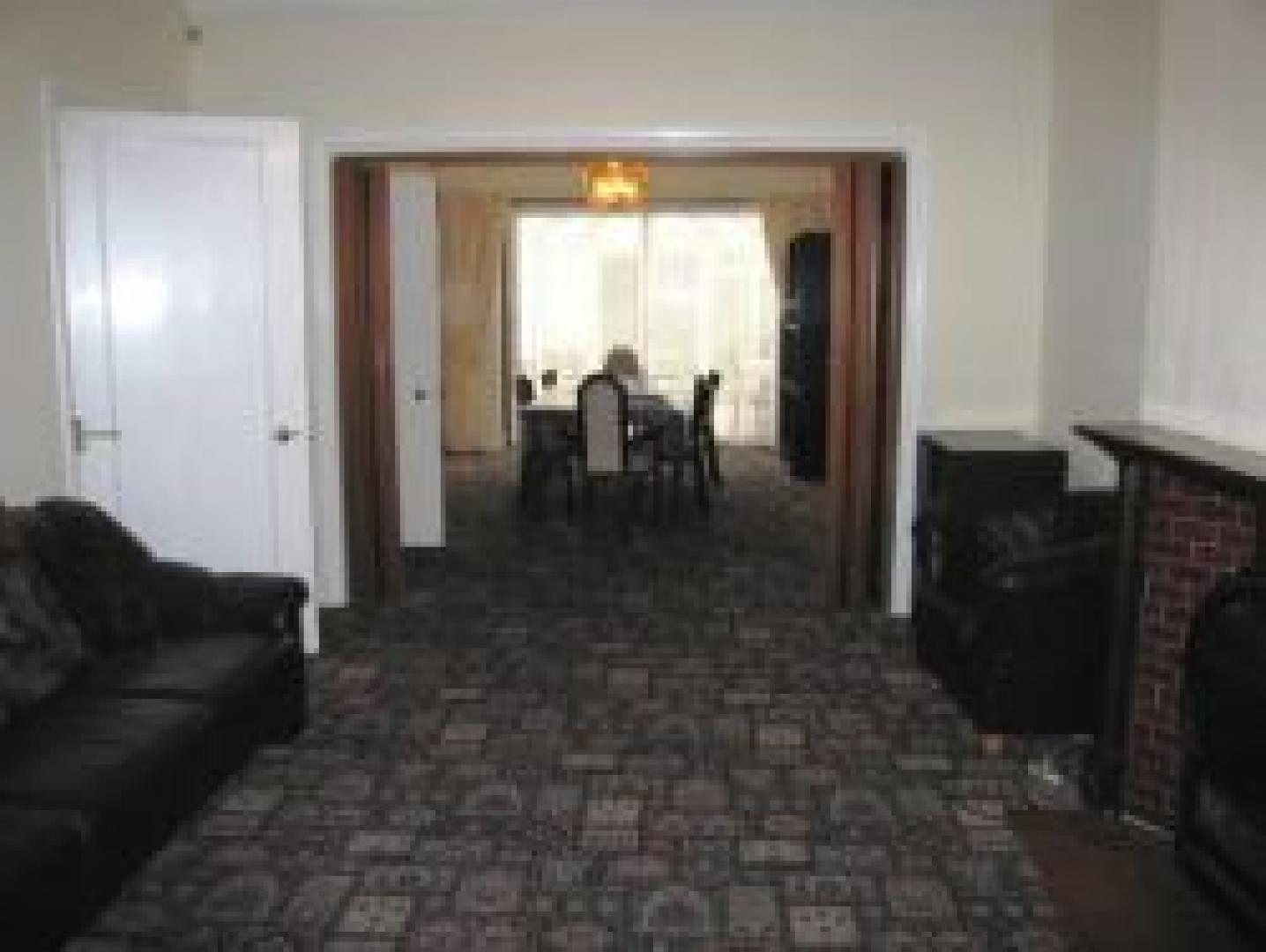 			4 Bedroom, 1 bath, 1 reception Flat			 Hodford Road, GOLDERS GREEN NW11