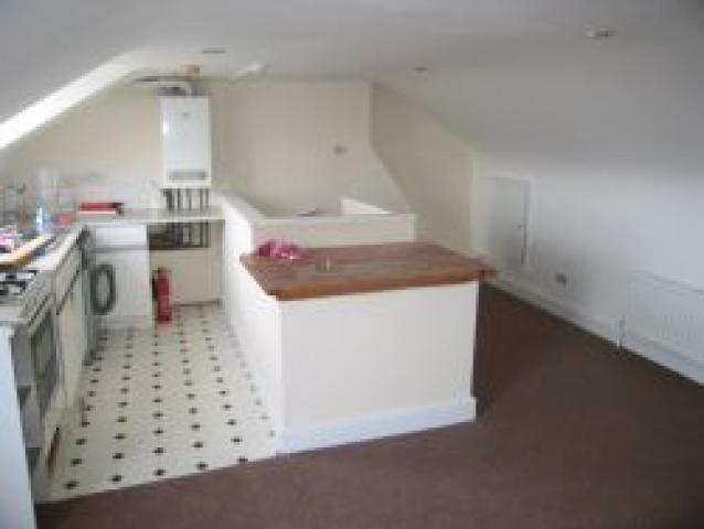 			4 Bedroom, 1 bath, 1 reception Flat			 Harrow Road, WESTBOURNE PARK