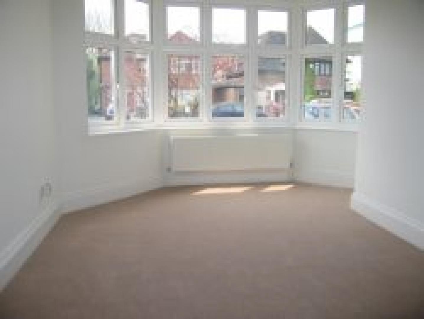 			3 Bedroom, 1 bath, 1 reception Flat			 Hoop Lane, GOLDERS GREEN NW11