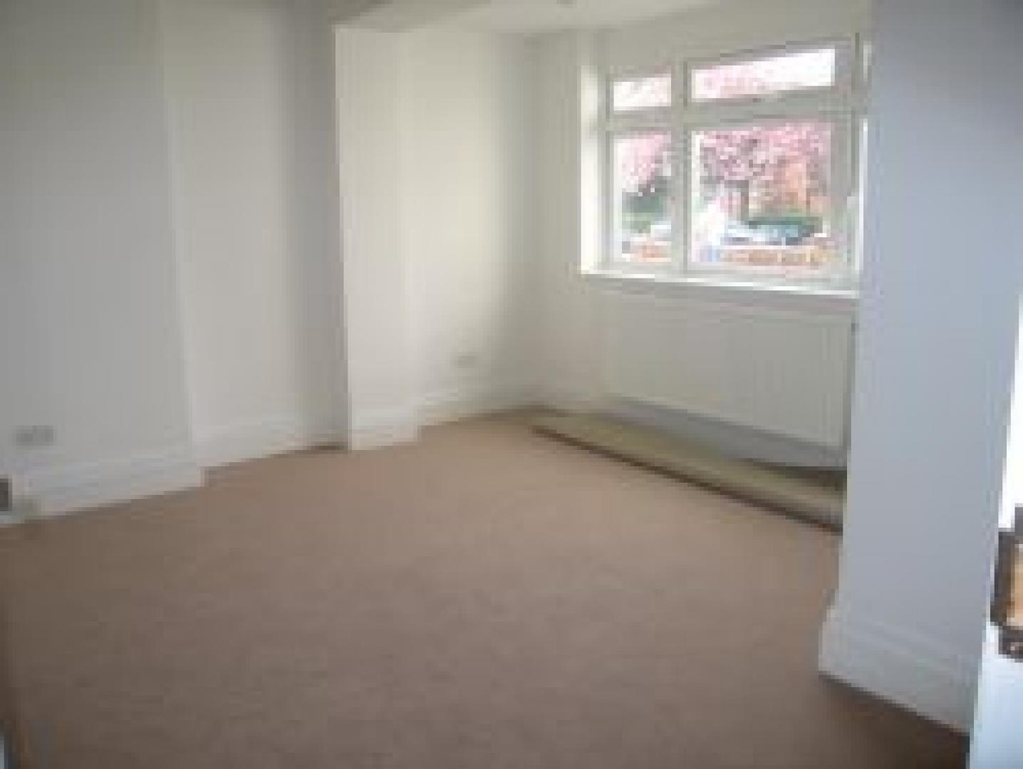 			3 Bedroom, 1 bath, 1 reception Flat			 Hoop Lane, GOLDERS GREEN NW11