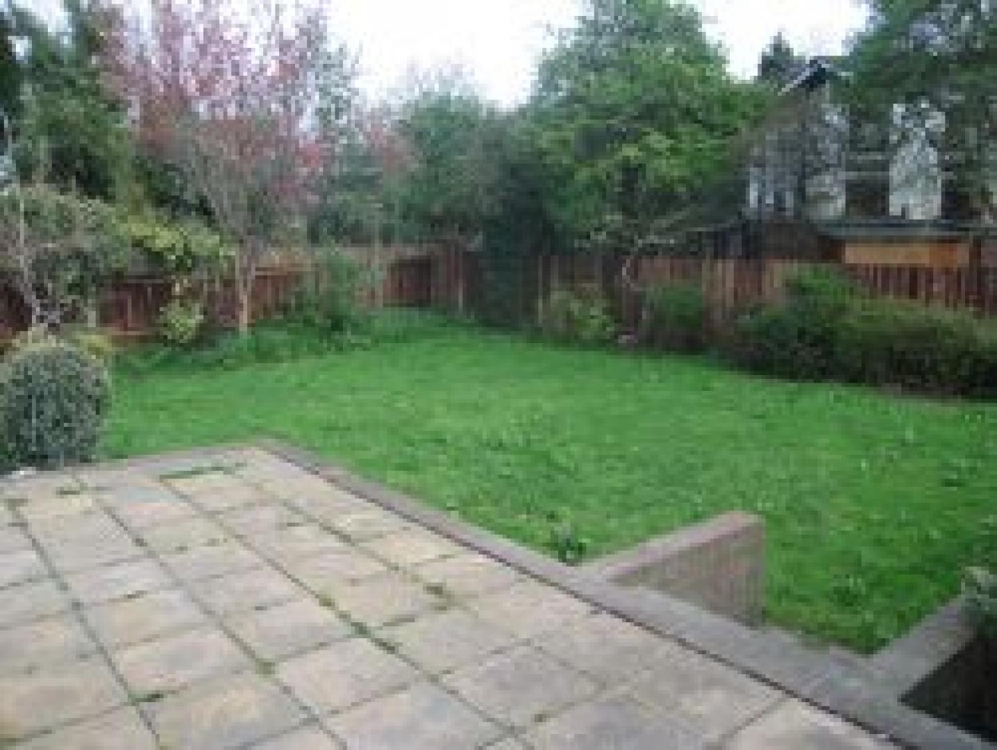 			3 Bedroom, 1 bath, 1 reception Flat			 Hoop Lane, GOLDERS GREEN NW11