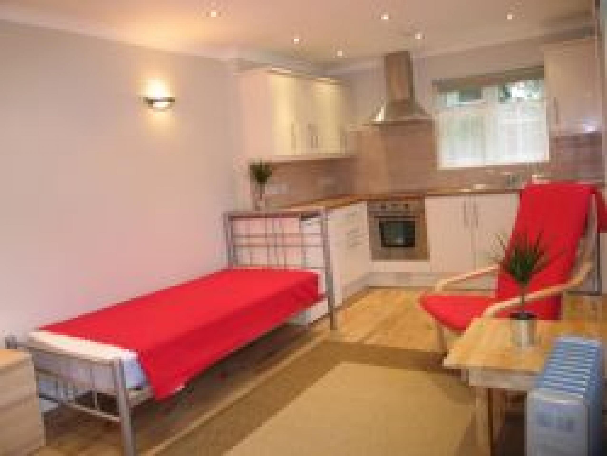 			NEW INSTRUCTION, Studio Apartment, 1 bath, 1 reception Flat			 Cumbrian Gardens, GOLDERS GREEN NW2 NW2