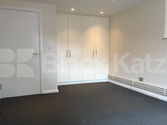 			3 BEDROOM WAREHOUSE CONVERSION, 3 Bedroom, 1 bath, 1 reception Flat			 Henshall Street, ISLINGTON-CANONBURY 