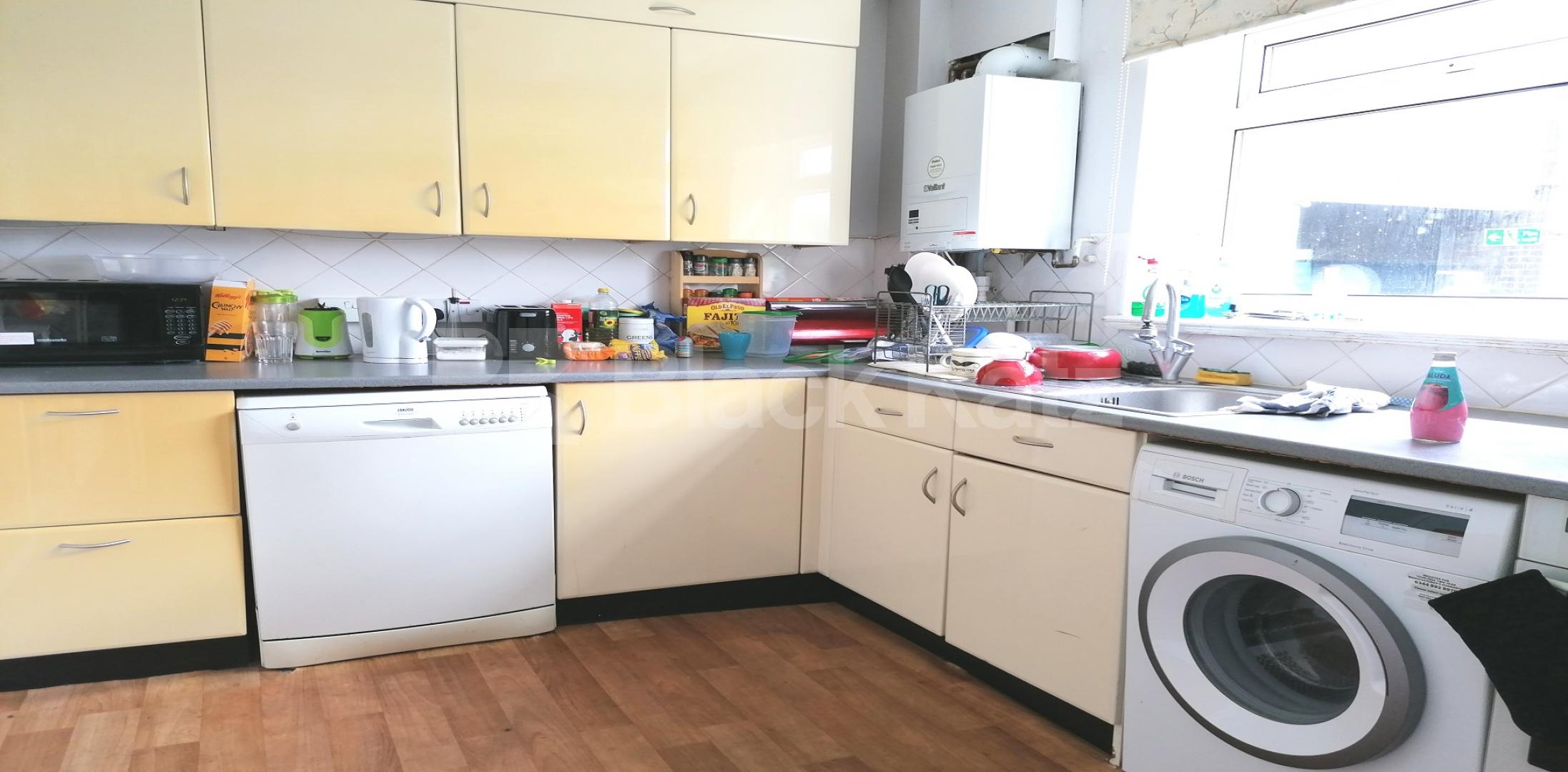 			LET , 2 Bedroom, 1 bath, 1 reception Apartment			 St. Vincents House The Grange, Tower Bridge 