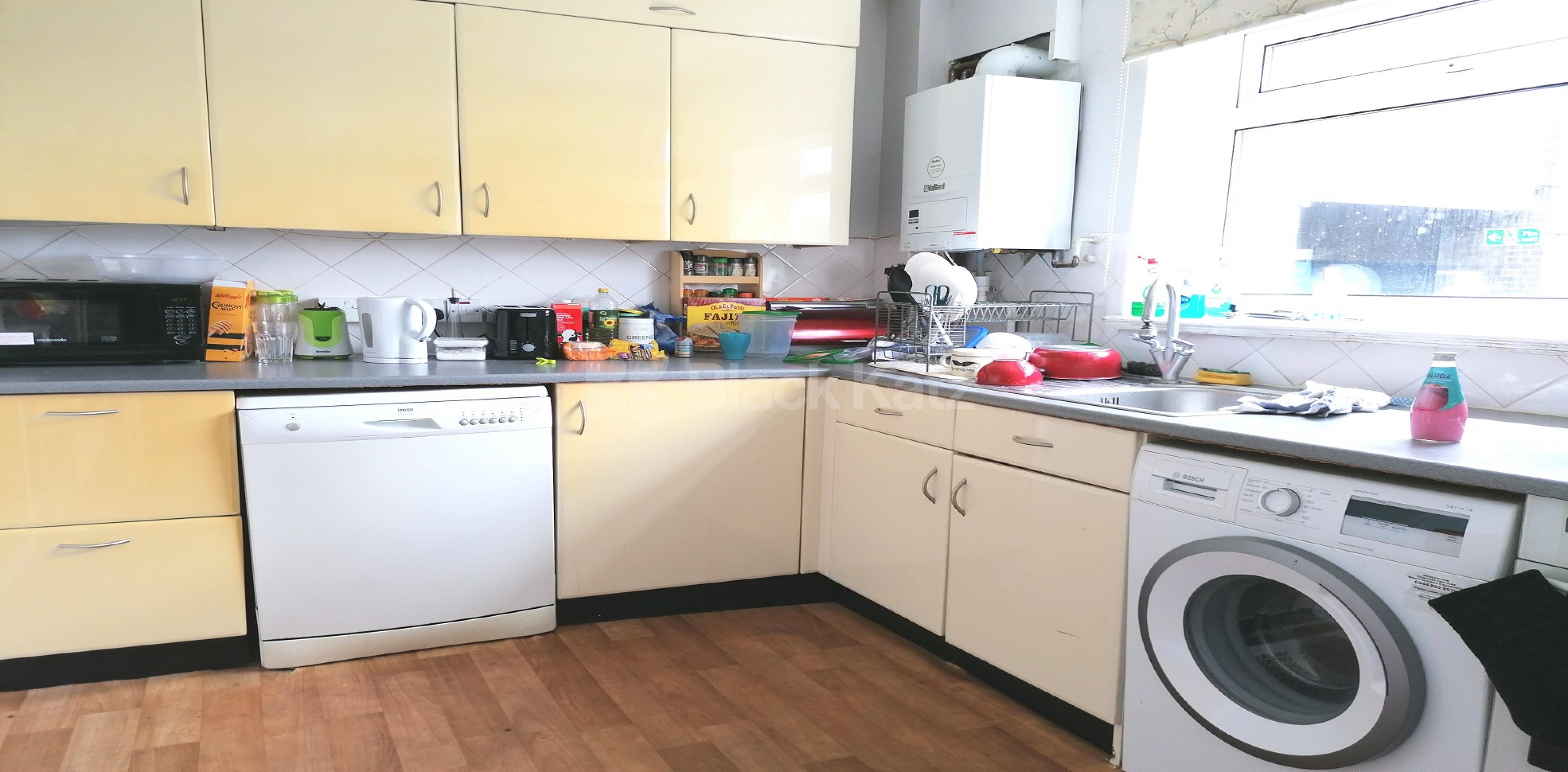 			LET , 2 Bedroom, 1 bath, 1 reception Apartment			 St. Vincents House The Grange, Tower Bridge  SE1