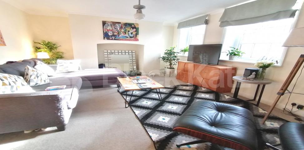 			NEW INSTRUCTION , 2 Bedroom, 1 bath, 1 reception Apartment			 Trinity Street, London Bridge/Borough