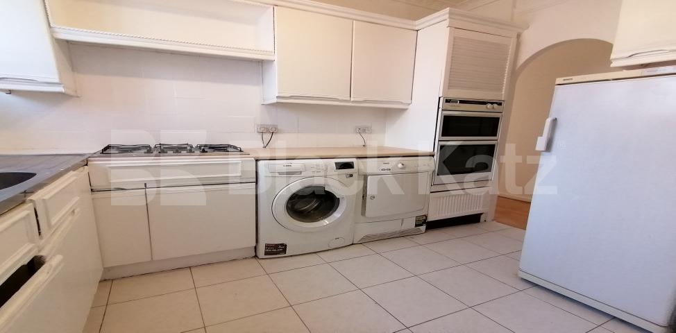 			LET , 3 Bedroom, 1 bath, 1 reception Apartment			 Colverson House, Lindley Street, Whitechapel